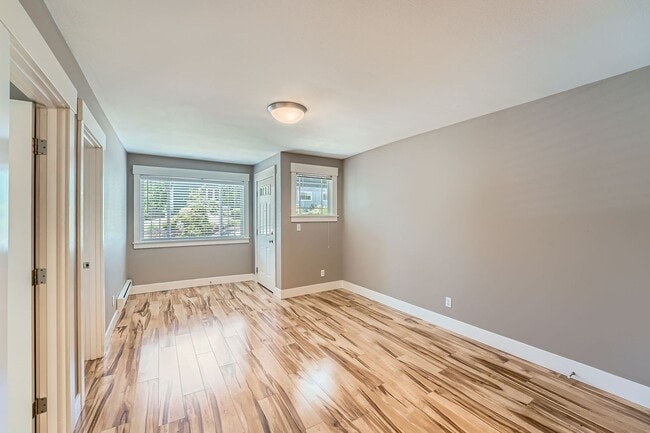 Building Photo - Amazing 3bed/1bath Fourplex with Backyard!