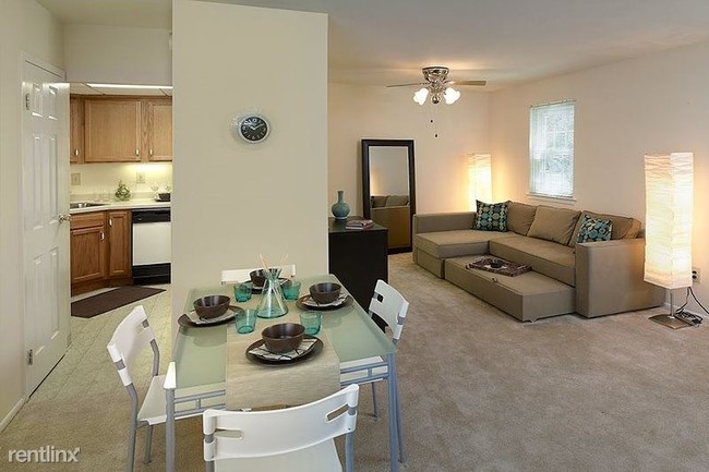 Building Photo - 2 br, 1.5 bath Townhome - 201 Jay Street C38