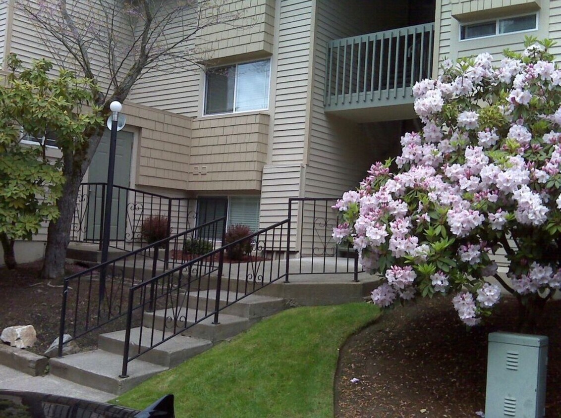 Quiet ground floor unit with access to lar... - Quiet ground floor unit with access to lar...