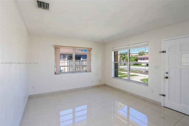 Building Photo - 3156 SW 27th St