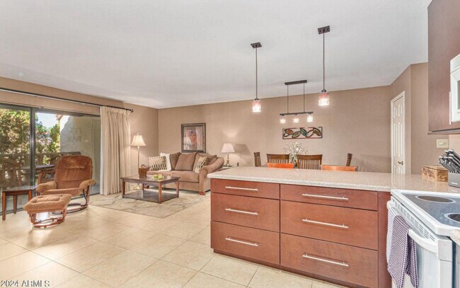 Building Photo - 8649 E Royal Palm Rd