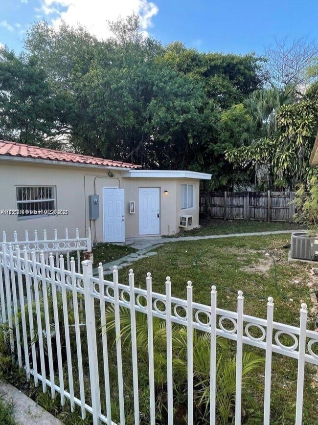 Foto del edificio - 595 NE 121st St