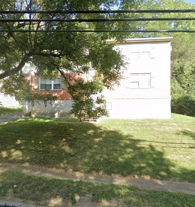 Building Photo - Welcome to your cozy oasis in Price Hill!