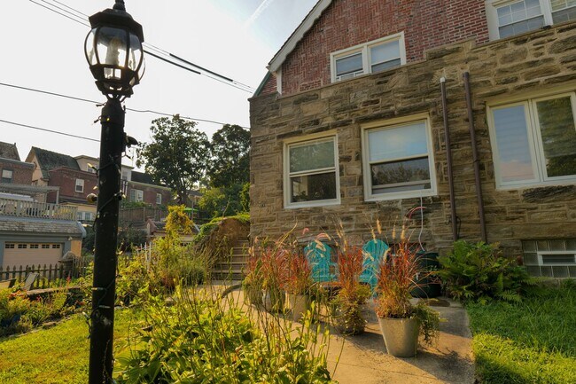 Foto del edificio - 533 Glen Echo Rd