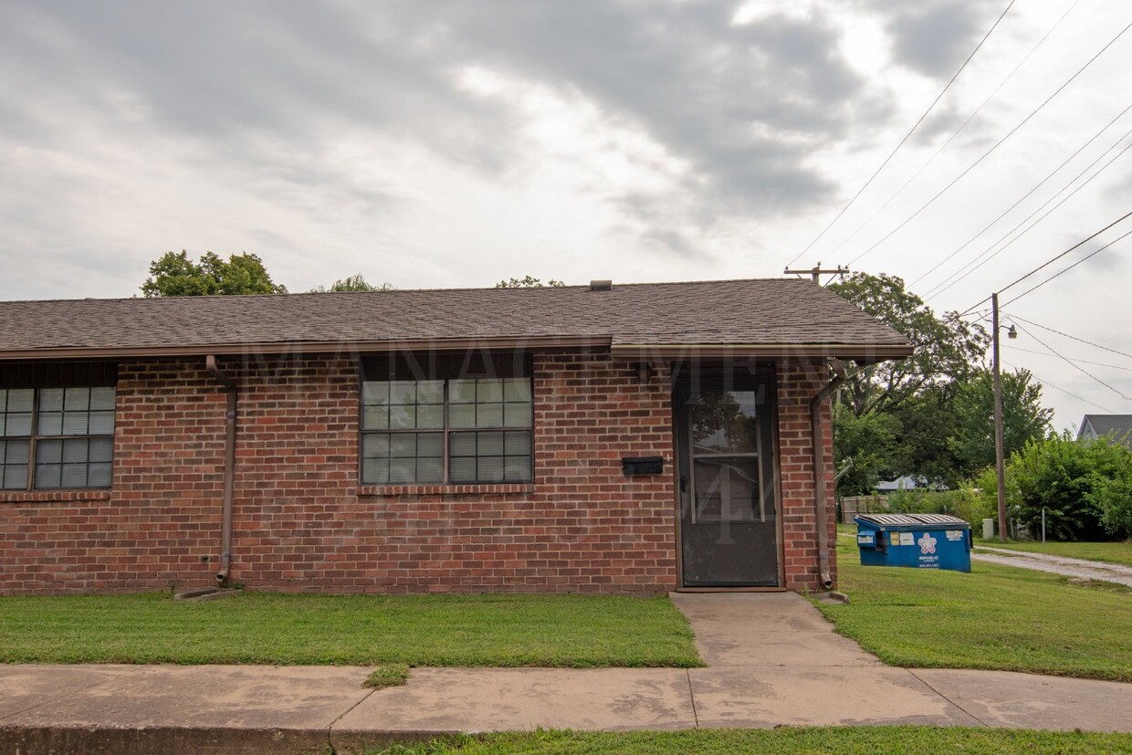 Primary Photo - One Bedroom in quiet neighborhood