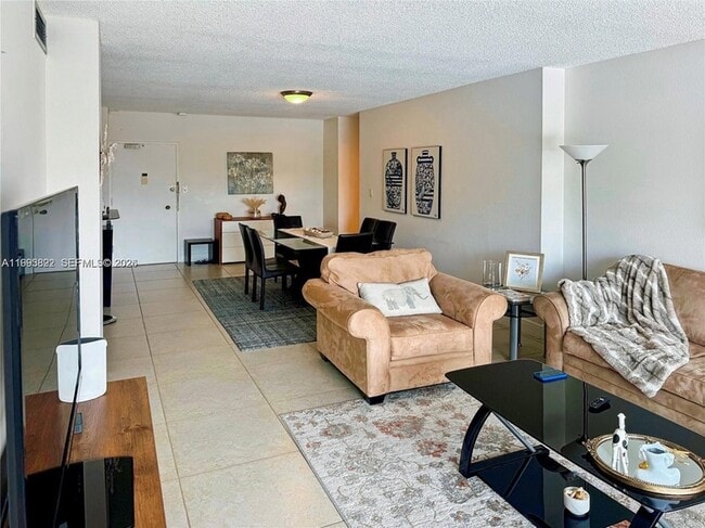 Building Photo - 500 Bayview Dr