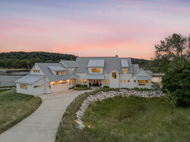 Foto del edificio - 6736 Saugatuck Bch Rd