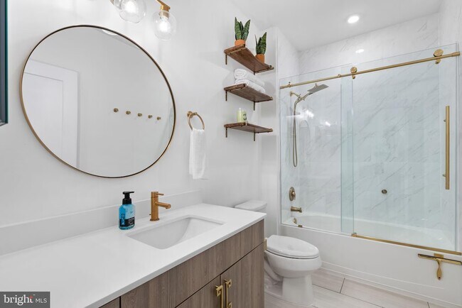 Amplio baño completo con bañera y ducha. - 145 Riverhaven Dr