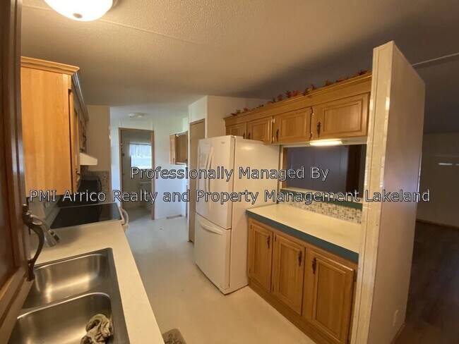 Building Photo - Mobile Home in Quiet Lakefront Community