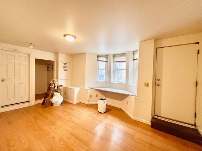 Building Photo - 2 Shepherd Ave