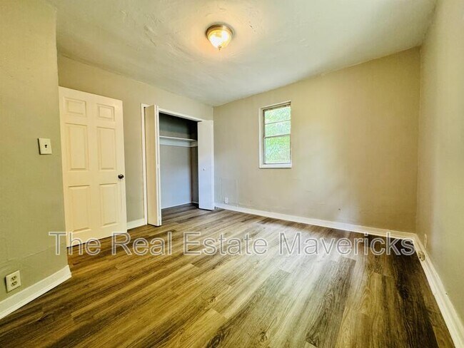 Foto del edificio - 2372 Milne St