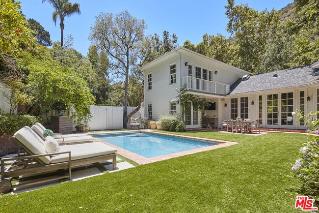 Building Photo - 2774 Mandeville Canyon Rd