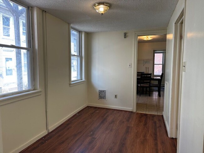 Building Photo - 921 Lehman St