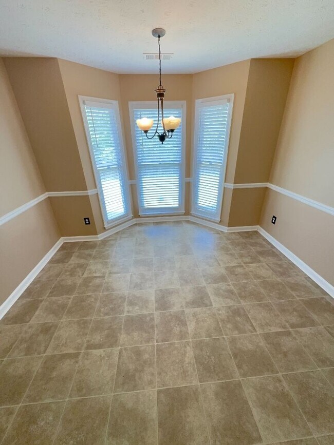 Building Photo - 7086 Vinings Way