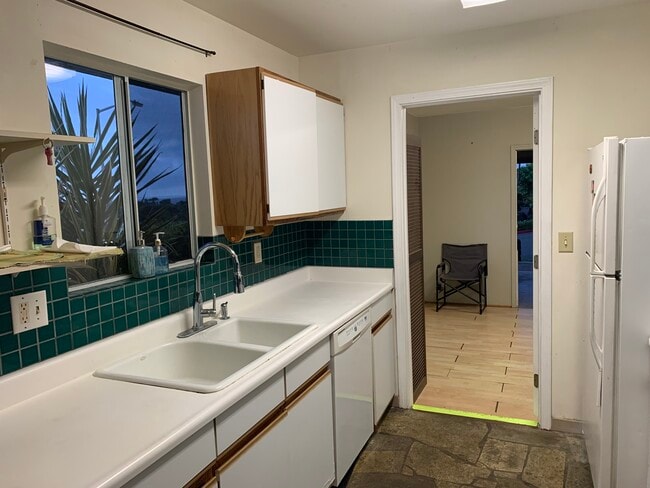 Kitchen - 76-251 Kanaka St