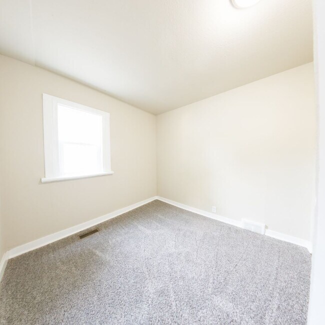 Building Photo - 2 Bedroom with Bonus Room Near Fairgrounds