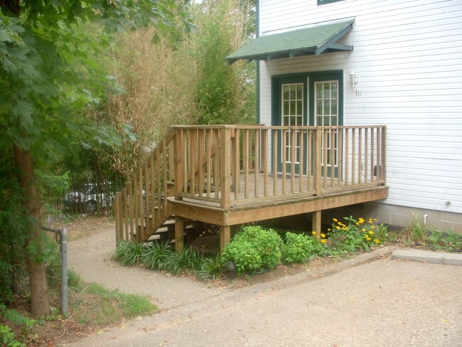 Photo - 309 W Meadow St House
