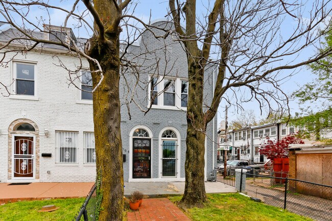 Building Photo - 1209 17th St NE