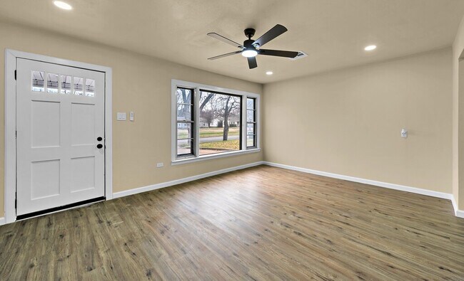 Foto del edificio - 3225 Edmond Ave