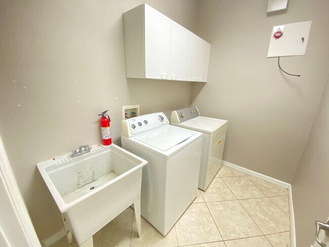 Foto del edificio - Spacious 4/3 Single Family Home!!