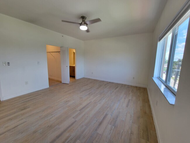 Foto del edificio - 1300 NE 109th St