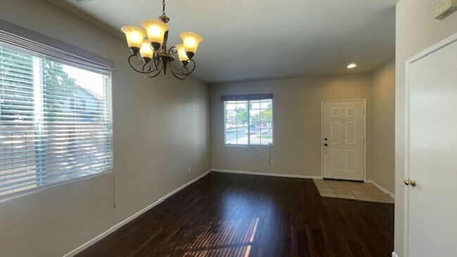 Foto del edificio - Gorgeous 4 Bedroom, 2.5 Bath with Loft in Rancho Del Oro For Rent!