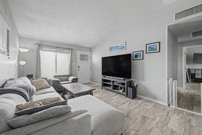 Foto del edificio - 2025 E Howe Ave