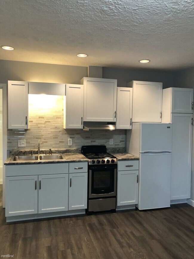 Building Photo - Studio, 1 bath Triplex - 1200 W Michigan A...