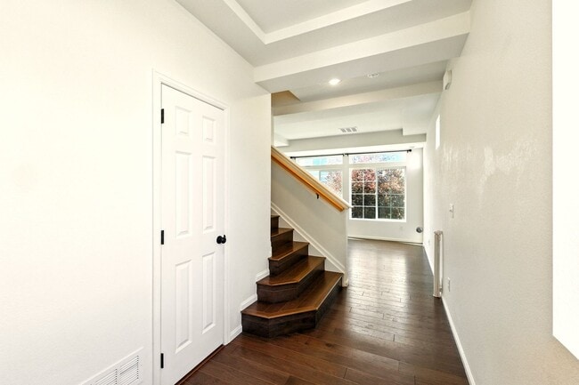 Building Photo - 3 Bedroom 2.5 Bathroom "Like-new" Single F...