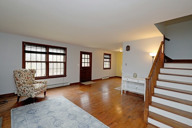 Building Photo - 380 Newtown Turnpike