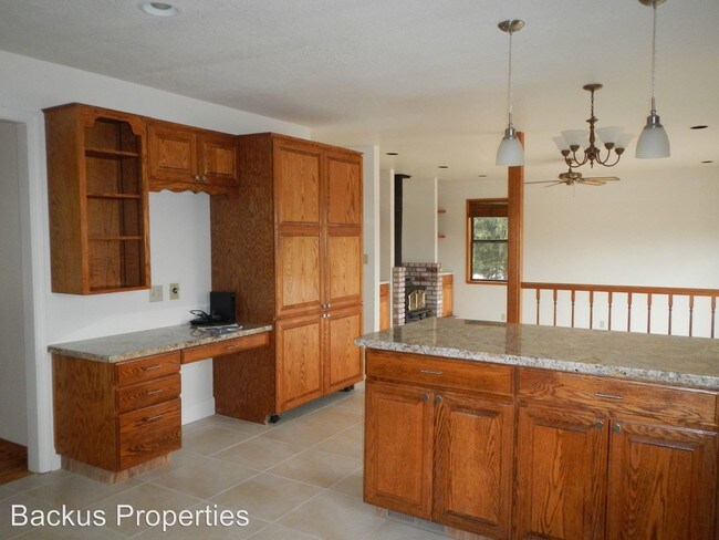 Building Photo - 4 br, 3 bath Apartment - 22315 Berry Dr.