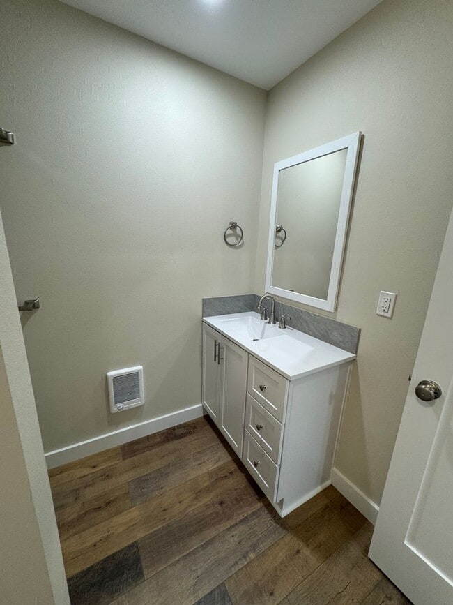 Building Photo - New ADU style apartment  in NE Bend