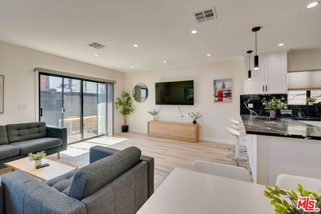 Foto del edificio - 918 N San Vicente Blvd