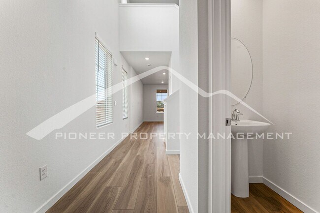 Building Photo - Charming Townhouse with Washer/Dryer and G...
