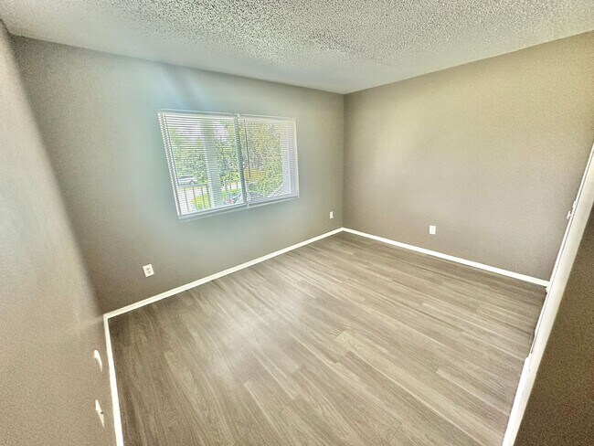 Foto del edificio - 2549 S Oak Ave