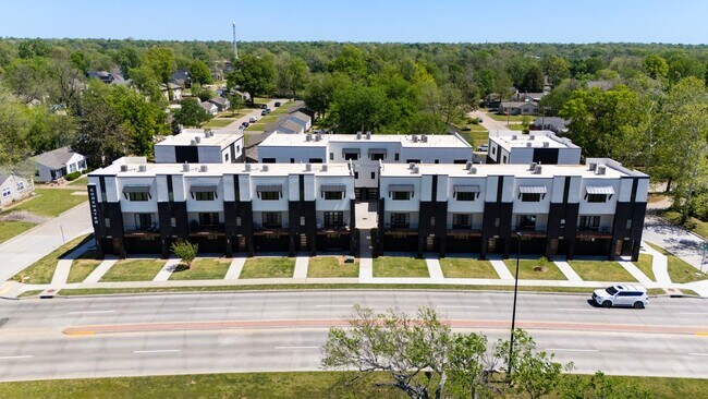Building Photo - 3769 Riverside Dr