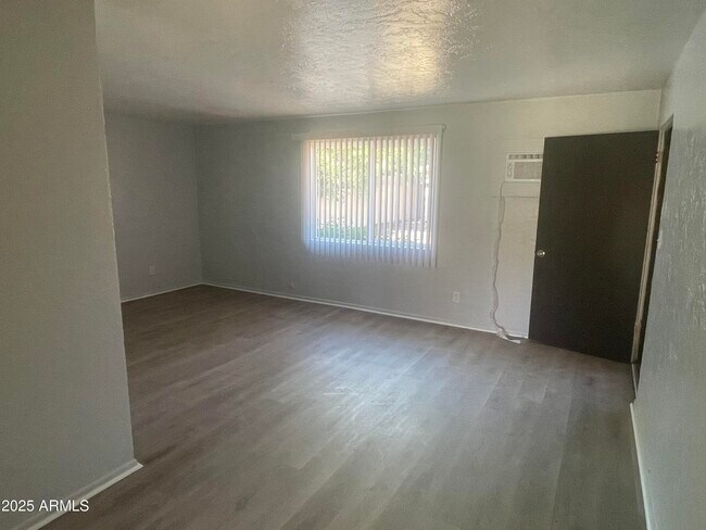Foto del edificio - 2645 W Morten Ave