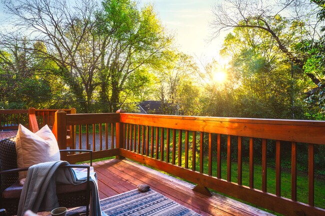 Disfrute de vistas impresionantes y mañanas tranquilas en este balcón privado, rodeado de exuberante vegetación. - 715 Grandin Rd