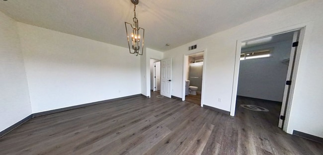 Building Photo - Large Two Story 8 Bed 4 Bath Home Near Campus!!