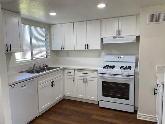 Building Photo - 3045 Brentwood Ave