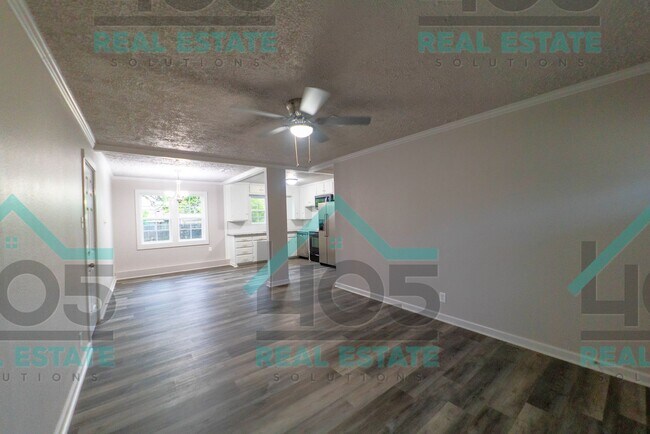 Building Photo - 233 E Kerr Dr