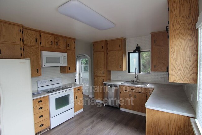 Building Photo - 265 4th St