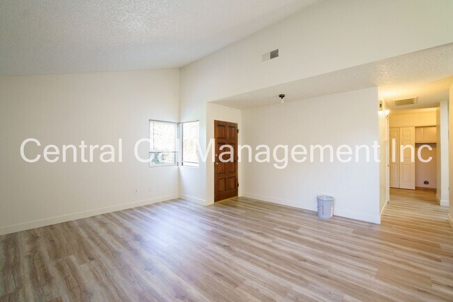 Foto del edificio - 5905 Auburn Oaks Dr