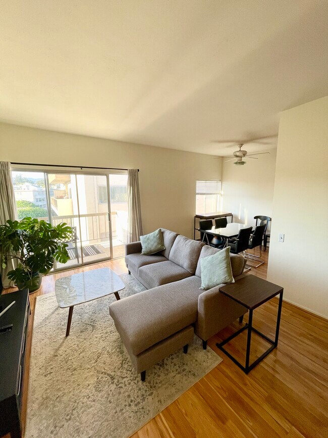 Living Room area - bright and spacious - 622 S Barrington Ave