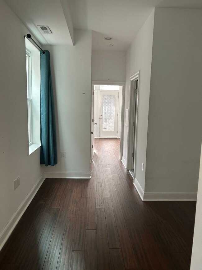 Building Photo - Beautiful 2 bedroom, 2 bathroom apt   (Sec 8 voucher 2  )