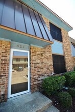 Building Photo - 921 Cedar Terrace