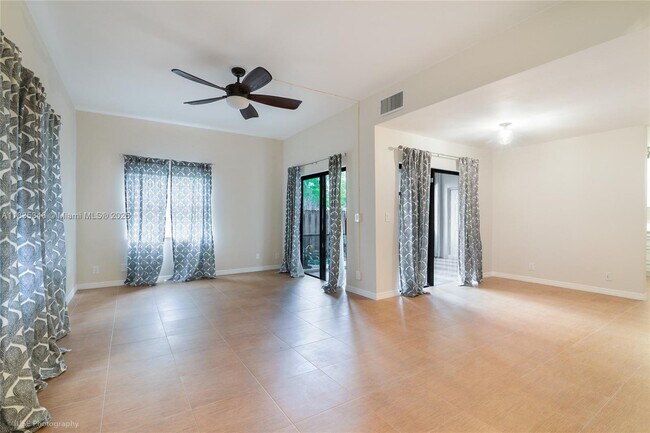 Foto del edificio - 567 Racquet Club Rd