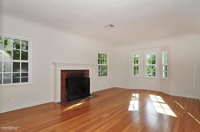 Building Photo - 4 br, 3 bath House - 2011 Minoru Dr