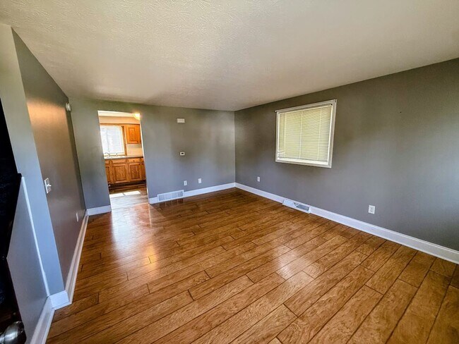 Foto del edificio - Two bedroom one bathroom duplex for rent