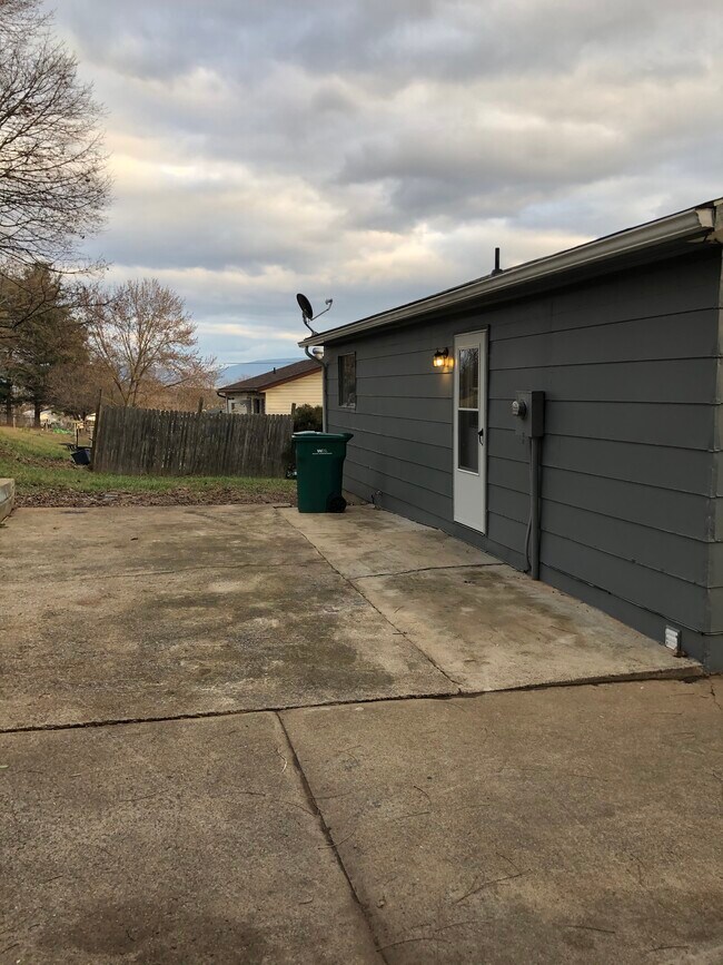 Building Photo - 209 E Riverside Dr